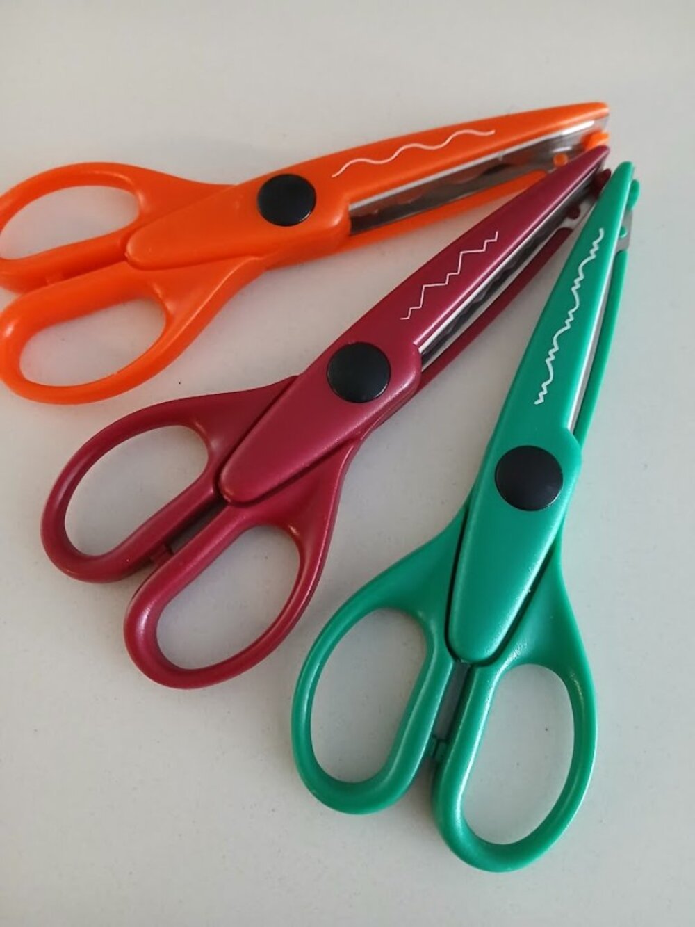 Fun Fancy Scissors (3) cuts decorative edge